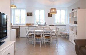 uma cozinha com mesa e cadeiras num quarto em Stunning Home In Fontaine Le Dun With 3 Bedrooms And Wifi em Fontaine-le-Dun