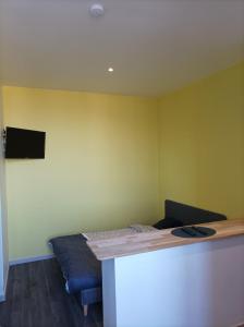 ein Zimmer mit einem Bett und einem Schreibtisch in einem Zimmer in der Unterkunft Bienvenue chez Seamora et Maelia in Saint Etienne