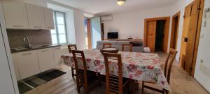 Kuchyň nebo kuchyňský kout v ubytování Casa Vacanza Ex Pretura Vallelaghi