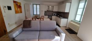 Kuchyň nebo kuchyňský kout v ubytování Casa Vacanza Ex Pretura Vallelaghi