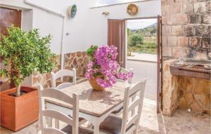 ZagrillaにあるAmazing Home In Zagrilla, Crdoba With Kitchenの紫花瓶のテーブル
