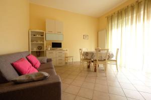 een woonkamer met een bank en een tafel bij Armonia Pineto Vacanza in Pineto