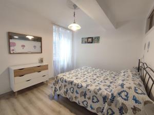 - une chambre avec un lit, une commode et une fenêtre dans l'établissement Rossese, à Riomaggiore