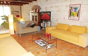 sala de estar con 2 sofás y TV en Amazing Home In Bellegarde With Kitchenette en Bellegarde