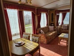 Гостиная зона в 6 berth Trusthorpe Springs (Mayfair)