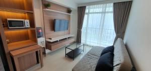 TV a/nebo společenská místnost v ubytování TreeParkCity apartments by WinsHome