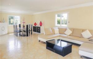 una sala de estar con un sofá y una mesa en 4 Bedroom Cozy Home In Grau D'agde, en Le Grau d'Agde