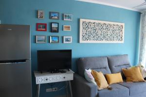A television and/or entertainment centre at TORRES DEL SOL 15 floor THE HIGHTEST