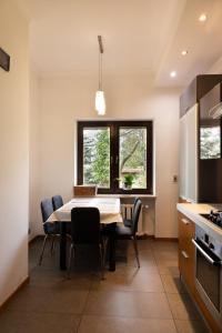 een keuken met een tafel en stoelen en een raam bij ClickTheFlat Legionowo Apart Rooms in Legionowo