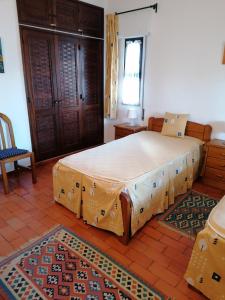 Un dormitorio con una cama grande en una habitación. en Villa 88, en Almancil