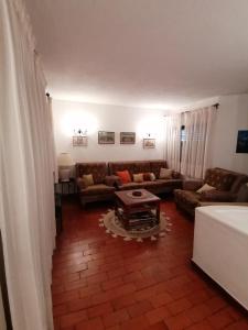 uma sala de estar com um sofá e uma mesa em Villa 88 em Almancil