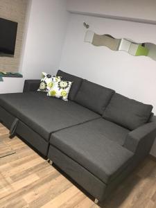 um sofá preto numa sala de estar com um candeeiro em Apartment with garden em Pafos