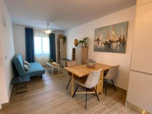 a living room with a table and a dining room at Apartamento Junto Al Mar in Vinarós