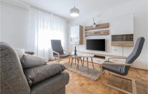 TV a/nebo společenská místnost v ubytování Four-Bedroom Holiday Home In Manjadvorci