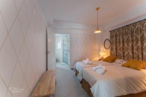 1 dormitorio con 2 camas y pasillo en Apartamentos Lorian, en Mérida