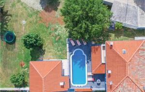 Bazén v ubytování Four-Bedroom Holiday Home In Manjadvorci nebo v jeho okolí