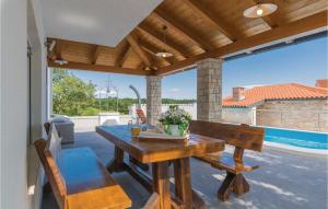 Bazén v ubytování Four-Bedroom Holiday Home In Manjadvorci nebo v jeho okolí