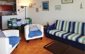 カルノン・プラージュにあるStunning Apartment In Carnon Plage With 2 Bedroomsのリビングルーム(ソファ、椅子、テーブル付)