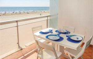 einen Esstisch mit Blick auf den Strand in der Unterkunft Gorgeous Apartment In Carnon Plage With House Sea View in Carnon-Plage