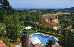 - une vue aérienne sur une maison avec une piscine dans l'établissement Nice Home In Palafolls With House A Mountain View, à Mas Carbo