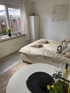 フリシンゲンにあるStudioverhuur Vlissingenのベッドルーム1室(ベッド1台、テーブル、窓付)