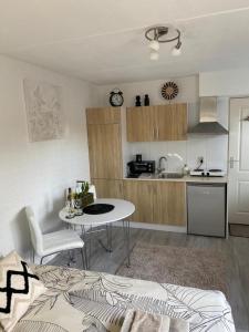 a living room with a table and a kitchen at Studioverhuur Vlissingen in Vlissingen