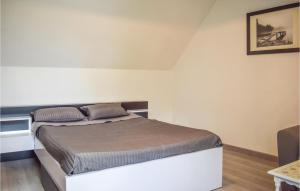 Ένα ή περισσότερα κρεβάτια σε δωμάτιο στο 1 Bedroom Cozy Home In Goudelin