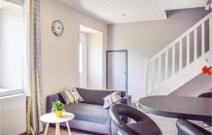 Χώρος καθιστικού στο 1 Bedroom Cozy Home In Goudelin