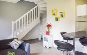 Χώρος καθιστικού στο 1 Bedroom Cozy Home In Goudelin +13 φωτογραφίες