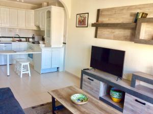 Η κουζίνα ή μικρή κουζίνα στο Apartment With Ocean Terrace