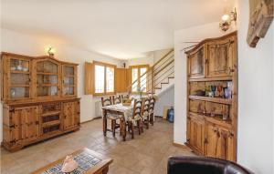 Casa Alpe Corniola في Ballabio Superiore: غرفة طعام مع طاولة وبعض الخزائن الخشبية