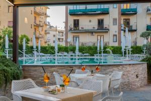 Basen w obiekcie Hotel Leone lub w pobliżu