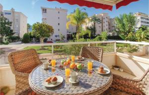 - une table avec de la nourriture et des fruits sur un balcon dans l'établissement Awesome Apartment In Alfaz Del P With Kitchen, à L'Alfàs del Pi