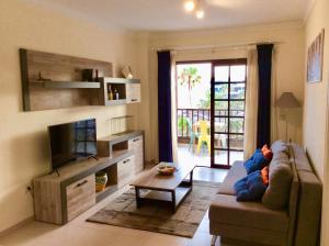 salon z kanapą i telewizorem w obiekcie Apartment With Ocean Terrace w mieście Costa Del Silencio