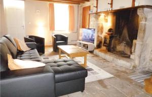 un soggiorno con divano e camino di 3 Bedroom Beautiful Home In Valognes a Valognes