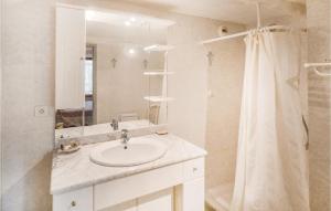 Ένα μπάνιο στο Lovely Apartment In Castagniers