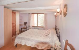 Un pat sau paturi într-o cameră la Cozy Apartment In Castagniers With House A Mountain View