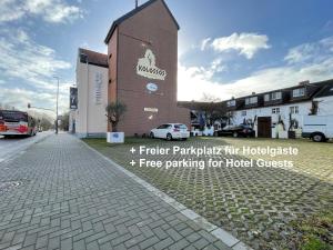 een gebouw met een bord aan de zijkant bij Kolossos Apartments zum Sporthafen Neuss in Neuss