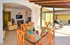 オランジュにあるStunning Home In Orangeのダイニングルーム、リビングルーム(ガラスのテーブル付)