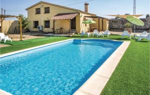 una piscina nel cortile di una casa di Stunning Home In Villanueva Del Duque a Villanueva del Duque