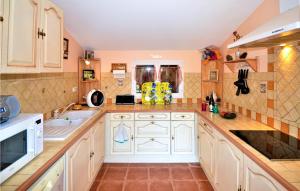 オランジュにあるStunning Home In Orangeの白いキャビネットとシンクを備えた広いキッチン +11枚の写真