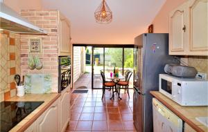 Köök või kööginurk majutusasutuses Lovely Home In Orange With Outdoor Swimming Pool