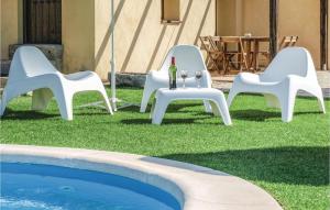 2 sedie e un tavolo accanto alla piscina di Stunning Home In Villanueva Del Duque a Villanueva del Duque Altre 27 foto