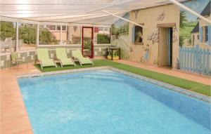 ein großer Pool mit Stühlen und ein Haus in der Unterkunft Gorgeous Home In Juigne Sur Sarthe With Wifi in Sablé-sur-Sarthe