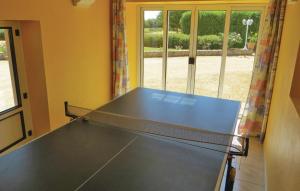 Stolní tenis v ubytování Gorgeous Home In Juigne Sur Sarthe With Wifi nebo okolí