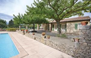 Πισίνα στο ή κοντά στο 3 Bedroom Amazing Home In Lagnes +23 φωτογραφίες