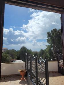 d'un balcon avec une porte en verre. dans l'établissement Mare Azzurro, à Marina di Camerota