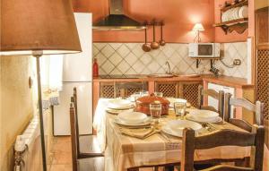 uma cozinha com uma mesa com pratos em Gorgeous Home In Villanueva Del Duque With Wifi em Villanueva del Duque