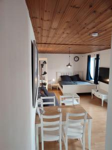 sala de estar con mesa, sillas y sofá en Zentral Appartement en Landsberg am Lech