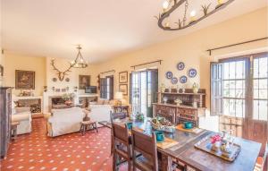 - salon na otwartym planie ze stołem i krzesłami w obiekcie Gorgeous Home In La Campana, Sevilla w mieście La Campana